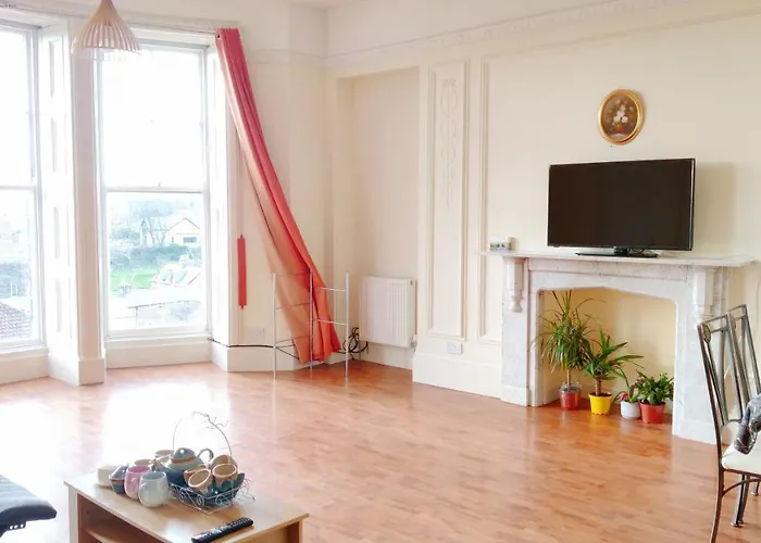 Full Nature Views Whitby Dancinglivingroom French Flat